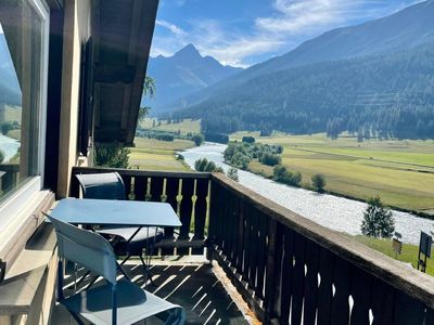 Balkon mit Blick auf die Inn, Tisch und Stühle für 2 Personen