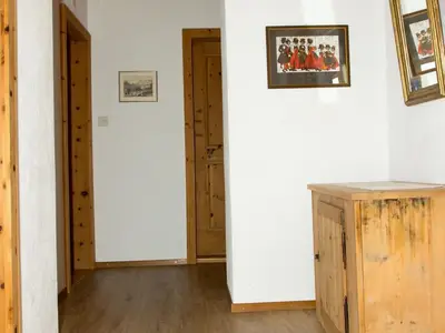 Entrée mit Garderobe