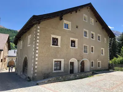 Haus von der oberen Seite betrachtet. Eingang: Haustüre rechts!