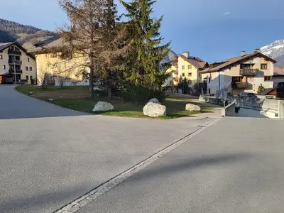 Abzweigung links hochfahren, erstes Haus rechts Chesa Culaischem 24
