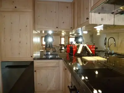 Küche mit Spiegelglas-Rückwand