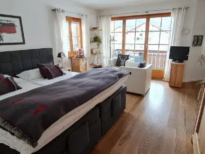 Wohnzimmer, Sicht zum Balkon