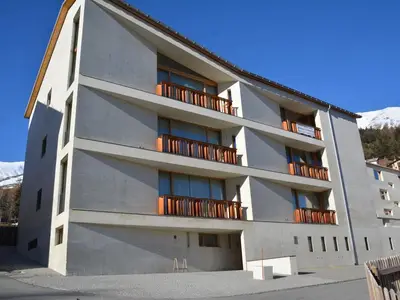 Aussenansicht des Hauses. Der mittlere Balkon rechts gehört zur Wohnung.
