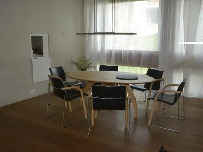 Gemütlicher Essbereich mit Durchreiche zur Küche.