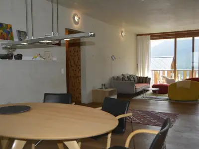 Grosszügiger Wohn- und Essbereich mit Balkon. Raumhöhe in der ganzen Wohnung: 2.8m!