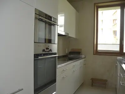 Separate Küche mit Durchreiche zum Essbereich.