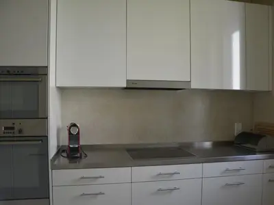 In den Schränken reichliche Ausstattung für Ihre kulinarischen Wünsche.