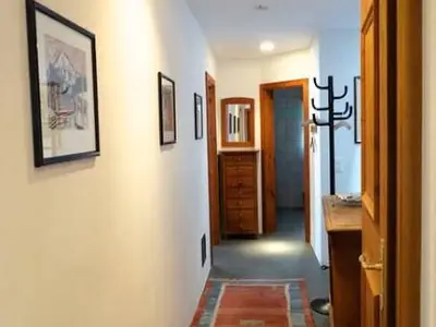 Gang vom Aufgang her zur Treppe