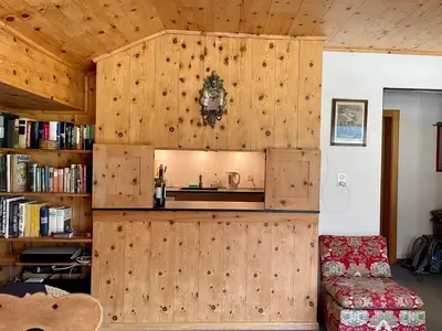 Blick vom Essecke in Richtung Küche (Durchreiche geöffnet)