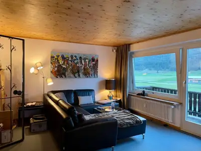 Panorama-Fenster im Wohnzimmer mit Bergblick