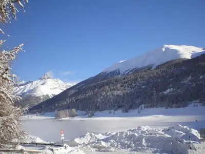 Blick vom Balkon ins Tal im Winter