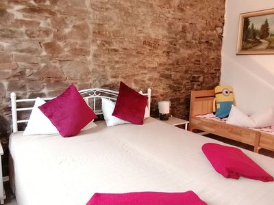 Ferienhaus Enztal - Schlafzimmer Konrad (EG): Doppelbett (2x 80x200cm) sowie Baby-Gitterbett