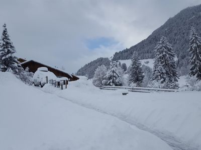 Parkplatz und Zugang Haus