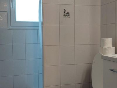 Bad mit WC, Dusche und Lavabo