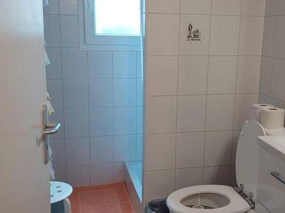 Bad mit WC, Dusche und Lavabo