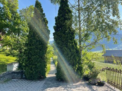 Parkplatz/ Eingang durch den Garten