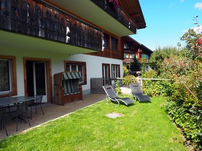 Garten im Sommer mit Blick auf Ferienwohnung