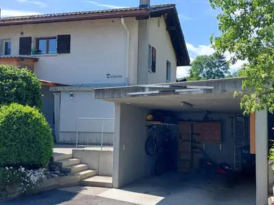 Zugang zum Haus mit Parkplatz