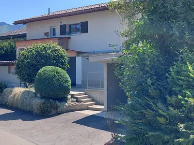 Zugang zum Haus mit Parkplatz