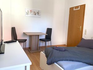 23585862-Ferienwohnung-4-Zwickau-300x225-5