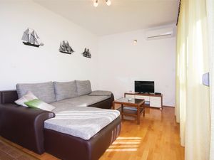 23723791-Ferienwohnung-4-Šibenik-300x225-3