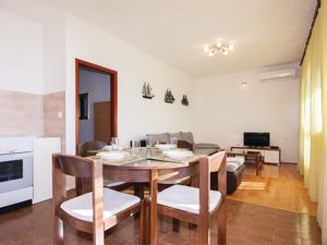 23723791-Ferienwohnung-4-Šibenik-300x225-4