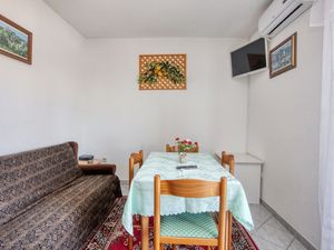 18791413-Ferienwohnung-4-Šibenik-300x225-2