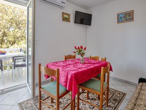 18791413-Ferienwohnung-4-Šibenik-300x225-3