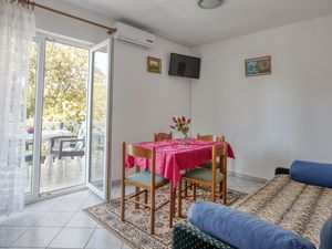 18791415-Ferienwohnung-4-Šibenik-300x225-1