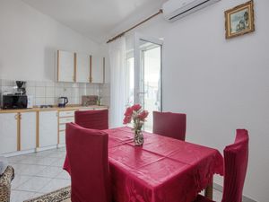 18791415-Ferienwohnung-4-Šibenik-300x225-4