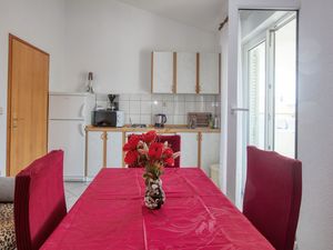 18791415-Ferienwohnung-4-Šibenik-300x225-5