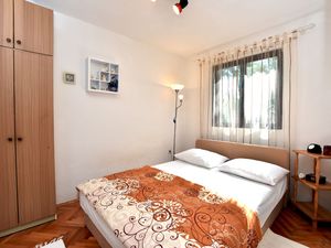 21666461-Ferienwohnung-4-Šolta-300x225-5