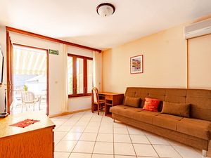 23930683-Ferienwohnung-4-Žrnovo-300x225-1