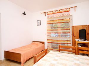 23926127-Ferienwohnung-5-Žrnovo-300x225-1