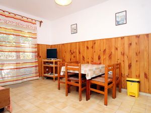 23926127-Ferienwohnung-5-Žrnovo-300x225-3