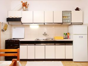 23926127-Ferienwohnung-5-Žrnovo-300x225-4