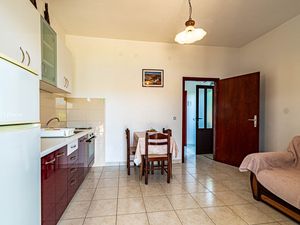 23930646-Ferienwohnung-3-Žrnovo-300x225-3