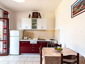 23930646-Ferienwohnung-3-Žrnovo-300x225-5