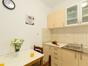 23927718-Ferienwohnung-4-Žrnovo-300x225-2