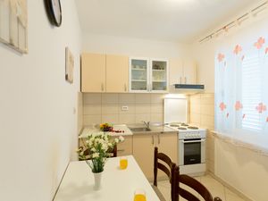 23927718-Ferienwohnung-4-Žrnovo-300x225-3