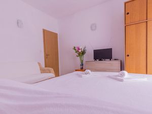 18511425-Ferienwohnung-3-Žuronja-300x225-5