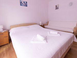 18511425-Ferienwohnung-3-Žuronja-300x225-5