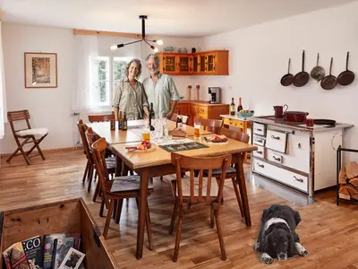 Kueche-mit-Hund-und-Paar