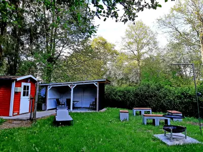 Sauna, überdachter Sitzplatz, Grillplatz