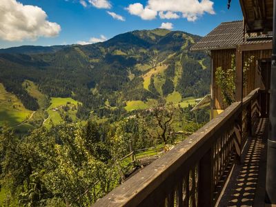 Ausblick vom Balkon der Almhütte Brandgut