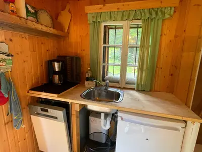 Küche mit Kühlschrank und Geschirrspüler