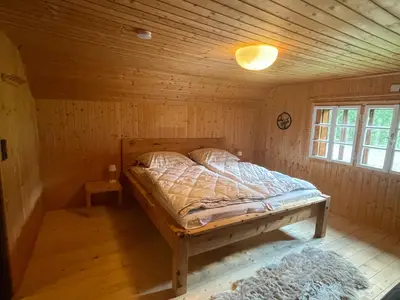 Hauptschlafzimmer mit Doppelbett und Couch