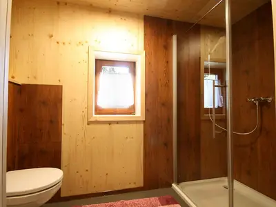 Badezimmer mit Dusche