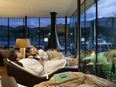 KOLLERs Hotel Paar vor Kamin Seesauna