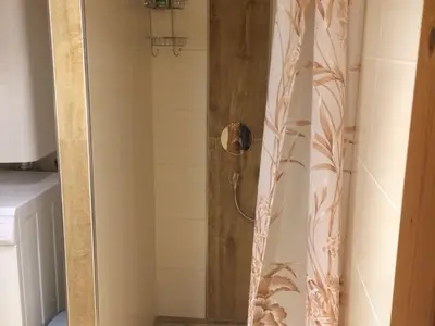 Badezimmer mit Dusche